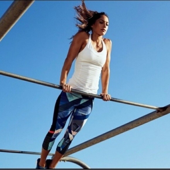 Athleta Electric Geo Sonar Capri Leggings Yoga Gym Back Zip Pocket Mesh Panel XS - Picture 2 of 16